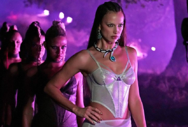 Це кров на твоїх руках?: українці кошмарять відомий глянець за обкладинку з Іриною Шейк