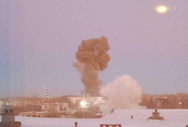В Челябинске прогремел мощный взрыв: над городом виден столб черного дыма (фото)