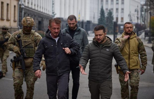 Шон Пенн на зустріч із Зеленським взув берці з написом "Слава Україні"