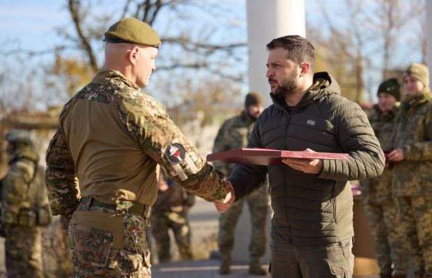 Зеленский приехал в Херсон в куртке за 237 долларов: реакция сети (фото)