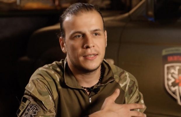 Український режисер їхав знімати війну, але зараз рятує поранених (відео)