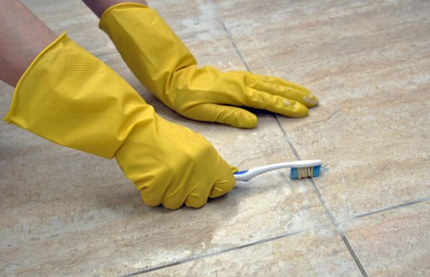 Як відмити шви на плитці від цвілі і бруду за 10 хвилин: ТОП-4 кращих засоби