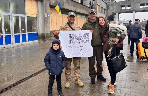 Сім'я Кіма повернулася до Миколаєва: політик показав, як зустрічав дружину і сина (фото, відео)