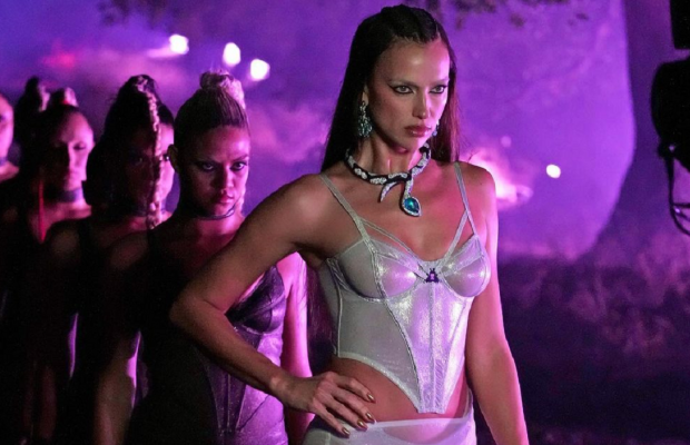 "Це кров на твоїх руках?": українці "кошмарять" відомий глянець за обкладинку з Іриною Шейк