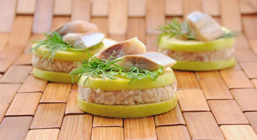 Лучшие холодные закуски с селедкой: 3 рецепта на скорую руку