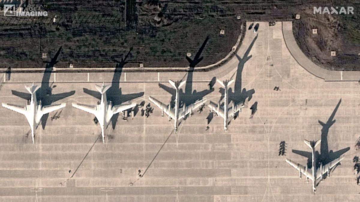 Російські бомбардувальники на аеродромі "Енгельс-2" / фото Maxar Technologies / European Space Imaging