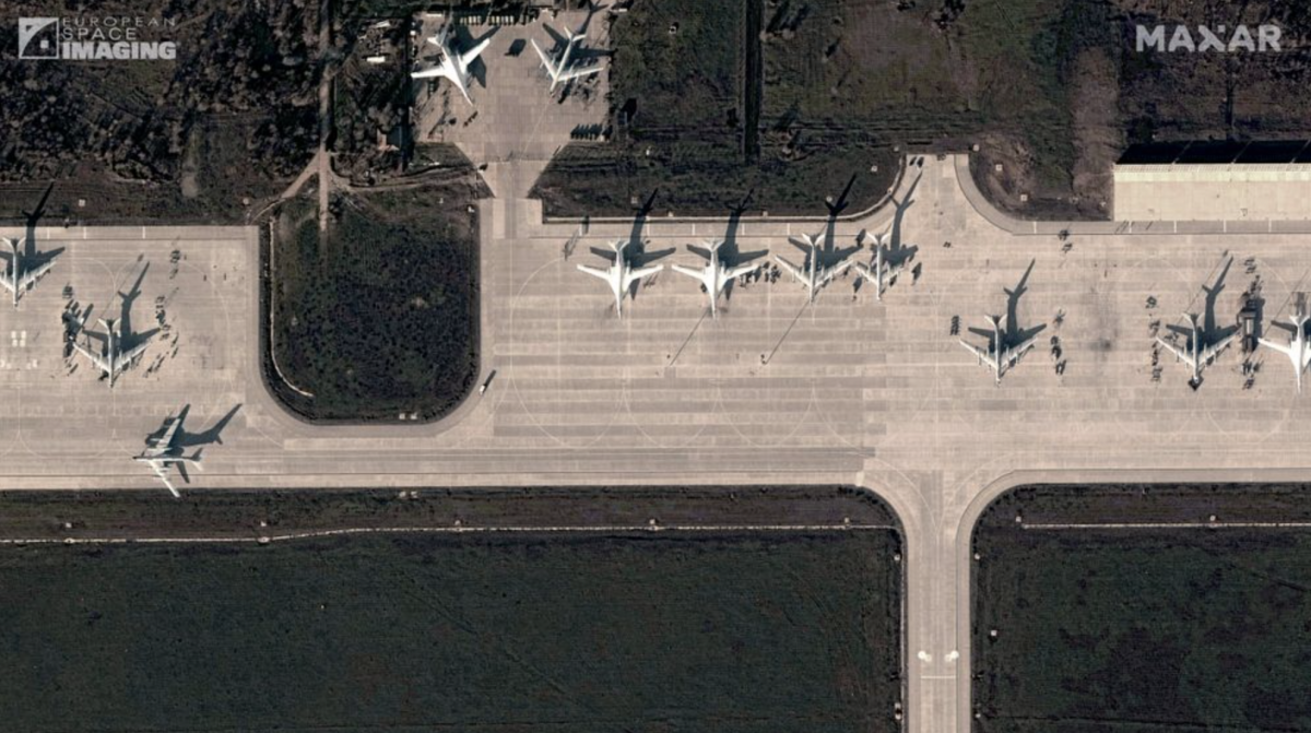 Вибухи на аеродромах в РФ полегшать роботу українських пілотів / фото Maxar Technologies / European Space Imaging
