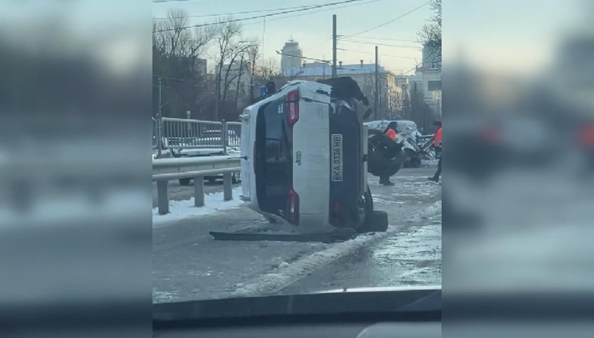 Масштабное ДТП с пятью авто произошло в Киеве: одна машина перевернулась / скриншот