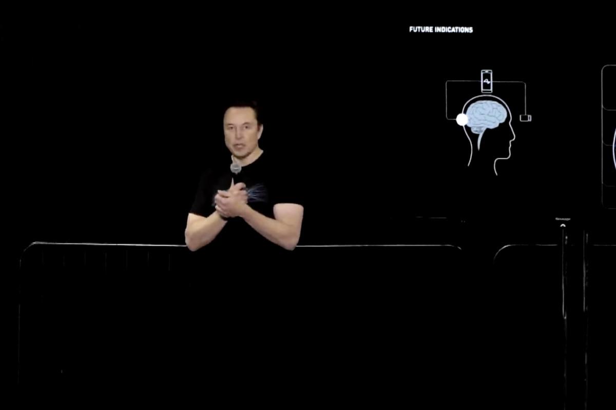 Маск заявил о планах вживить в человеческий мозг чип / Скриншот