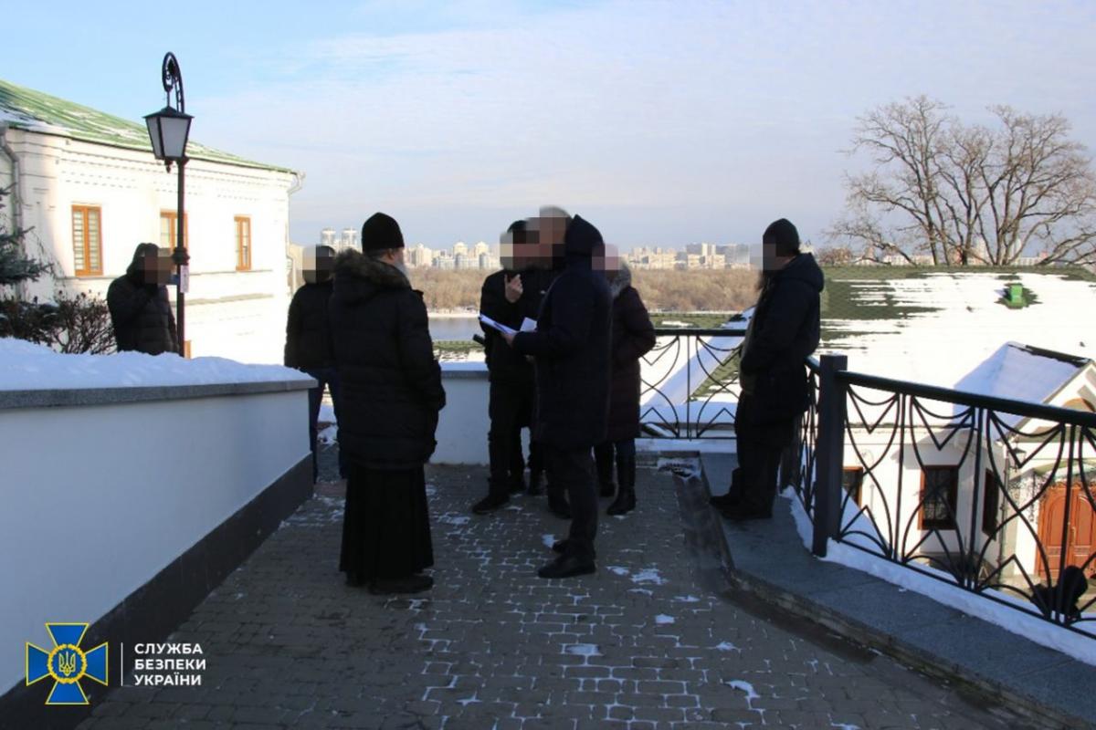 По делу установлено несколько подозреваемых, которые организовывали это богослужение. 2