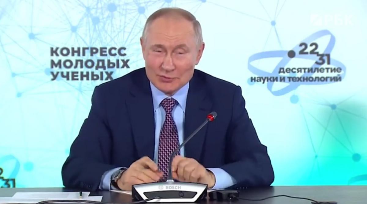 Путін порівняв жителів окупованих міст з "молодими дівчатами" Новосибірська і Петербурга / скріншот Путін порівняв жителів окупованих міст з "молодими дівчатами" Новосибірська і Петербурга / скріншот