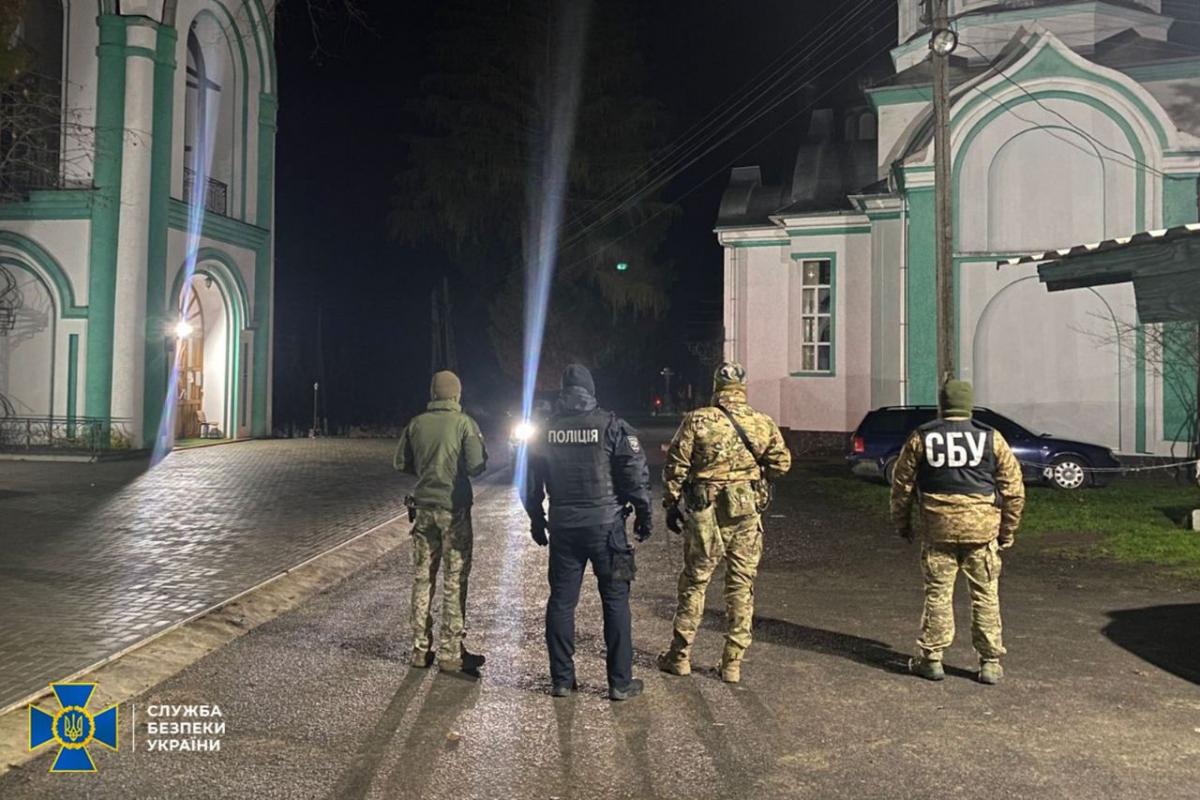 СБУ осматривает монастыри и храмы УПЦ МП в трех областях: ищут сторонников “русского мира” / фото СБУ СБУ осматривает монастыри и храмы УПЦ МП в трех областях: ищут сторонников “русского мира” / фото СБУ