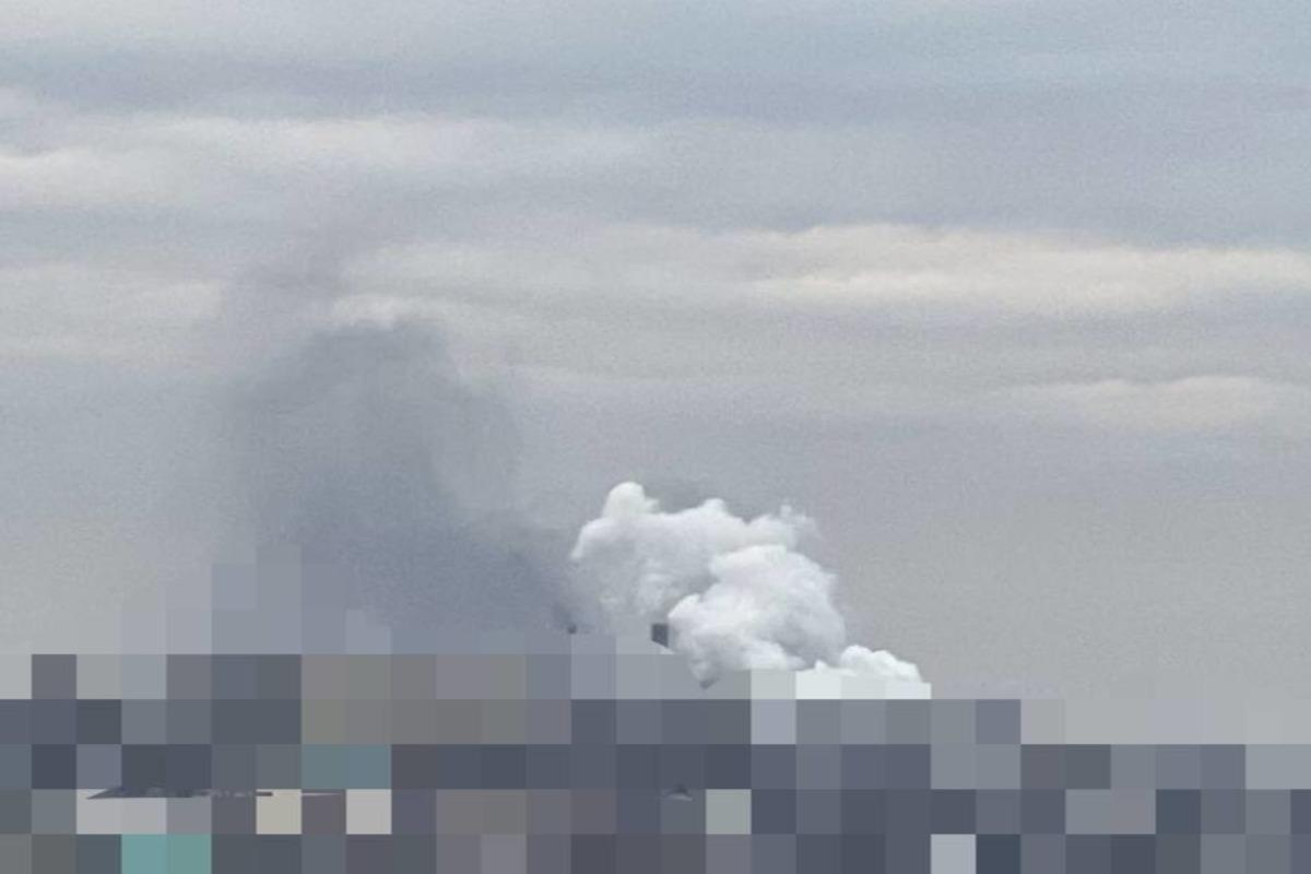 В небо поднимается столб дыма / фото Днепр сейчас