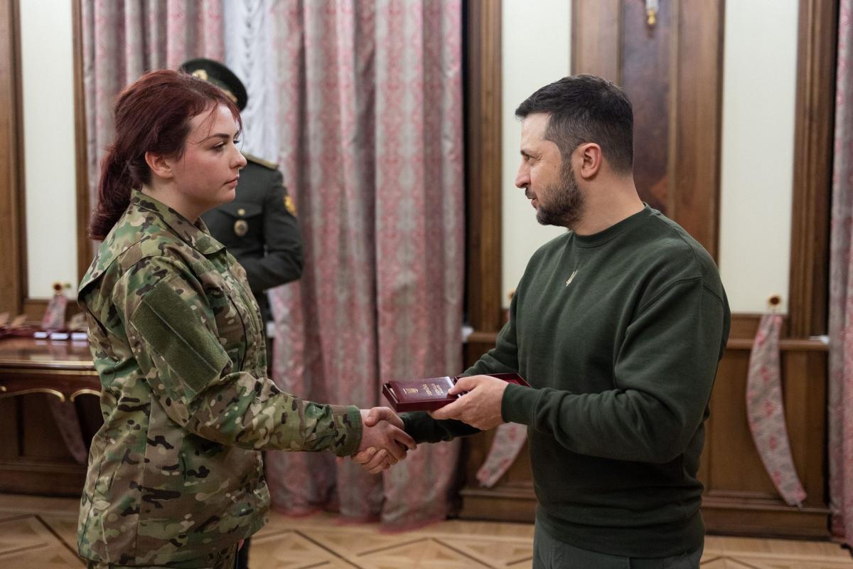 Защитница "Азовстали" Екатерина Полищук ("Пташка") получила награду / фото ОП Защитница "Азовстали" Екатерина Полищук ("Пташка") получила награду / фото ОП