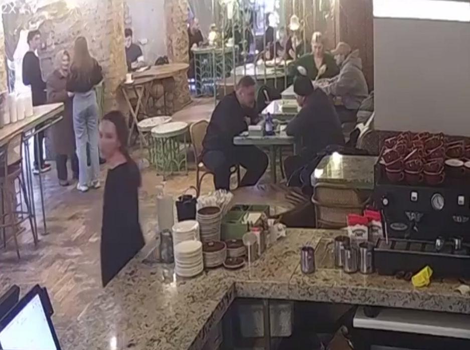 У "Хлібному" розповіли свою версію скандалу з бабусею / скриншот з відео У "Хлібному" розповіли свою версію скандалу з бабусею / скриншот з відео