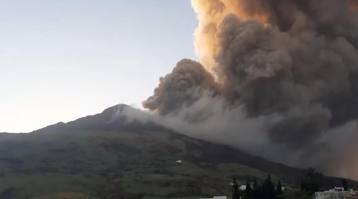 В Италии извергается вулкан Стромболи / скриншот из видео