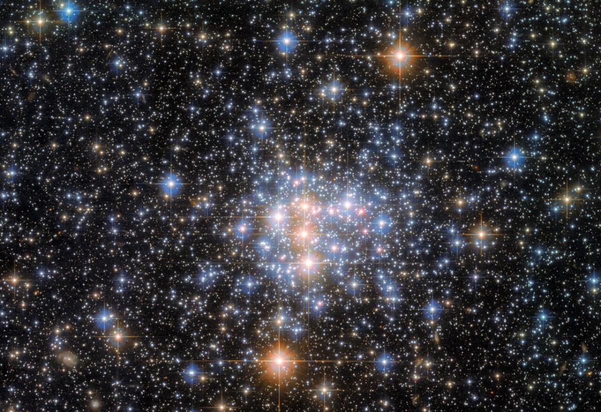 За этой галактикой можно наблюдать с Земли / фото ESA/Hubble & NASA, A. Nota, G. De Marchi За этой галактикой можно наблюдать с Земли / фото ESA/Hubble & NASA, A. Nota, G. De Marchi