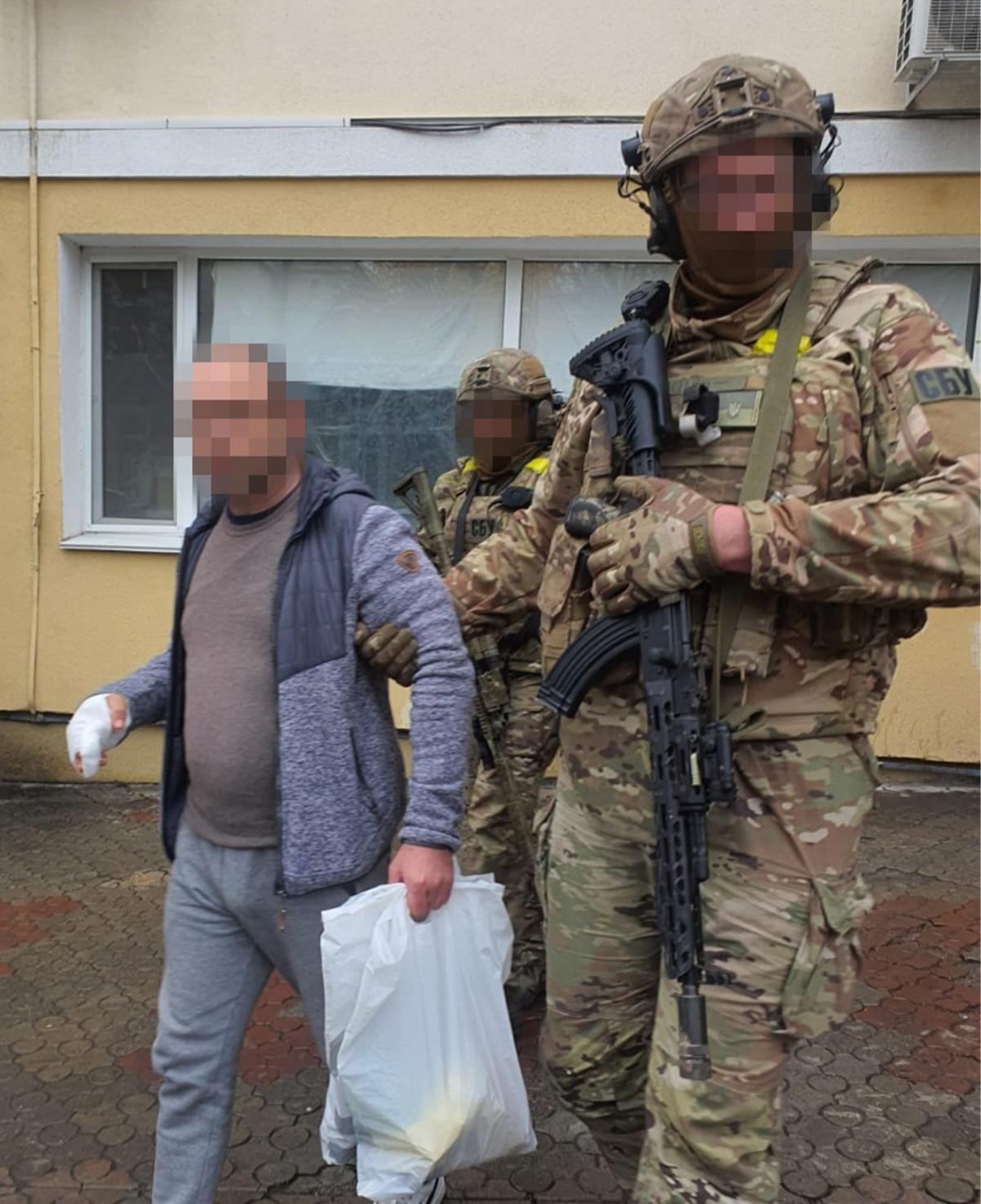 СБУ затримала зрадника у Херсоні / фото СБУ СБУ затримала зрадника у Херсоні / фото СБУ
