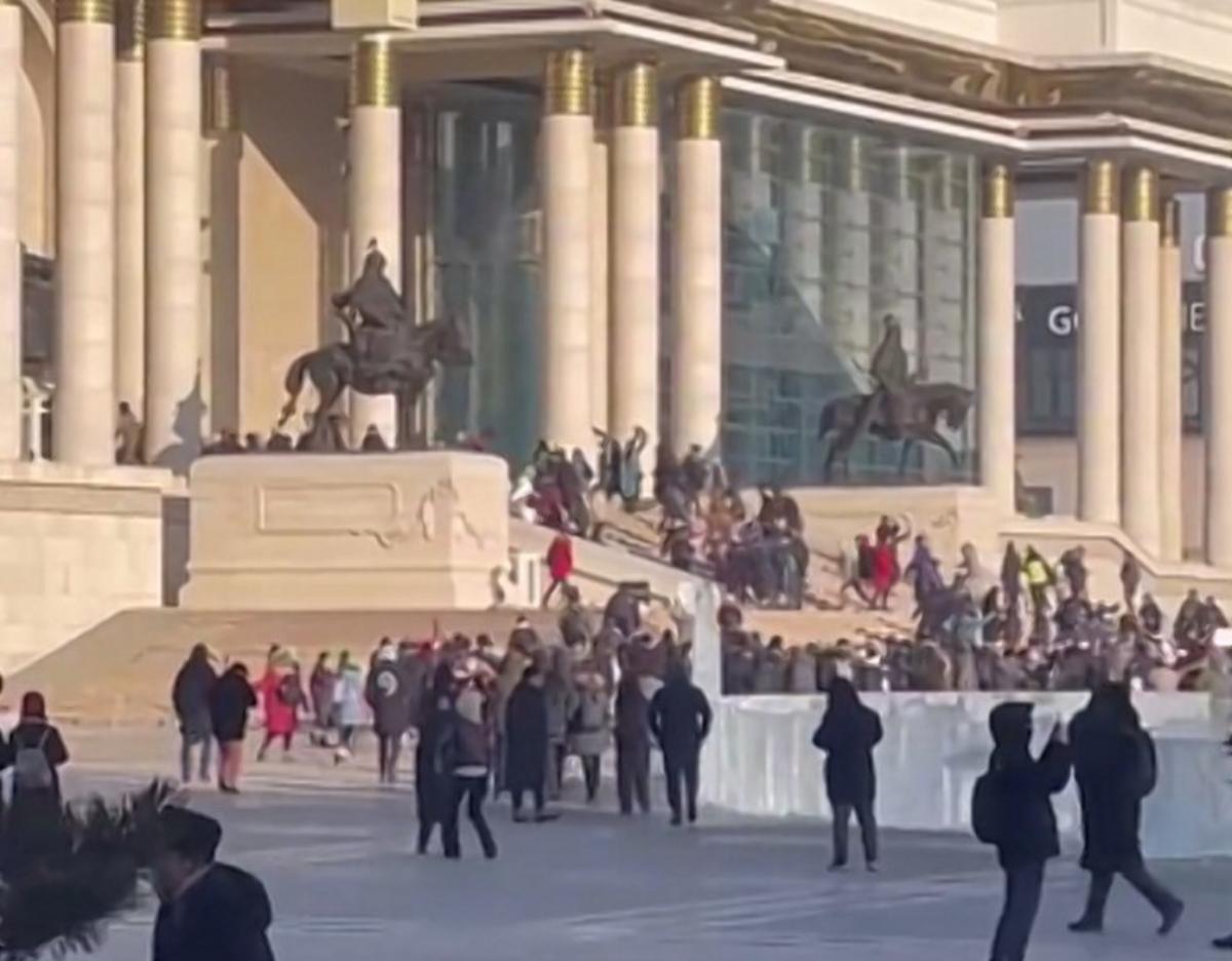 В столице Монголии вспыхнули протесты, люди попытались штурмовать Дворец правительства / скриншот с видео