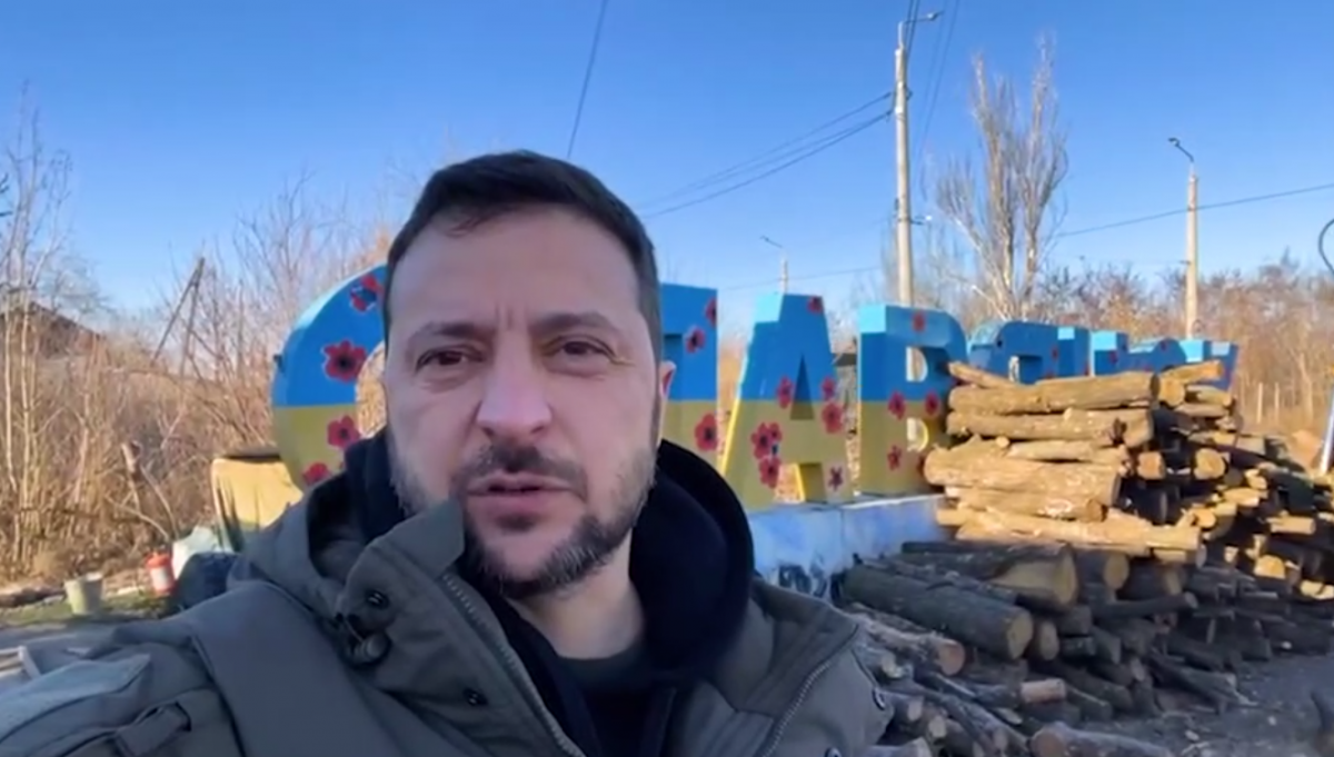 Зеленський зустрічає день ЗСУ на Донбасі / скрін відео Зеленський зустрічає день ЗСУ на Донбасі / скрін відео