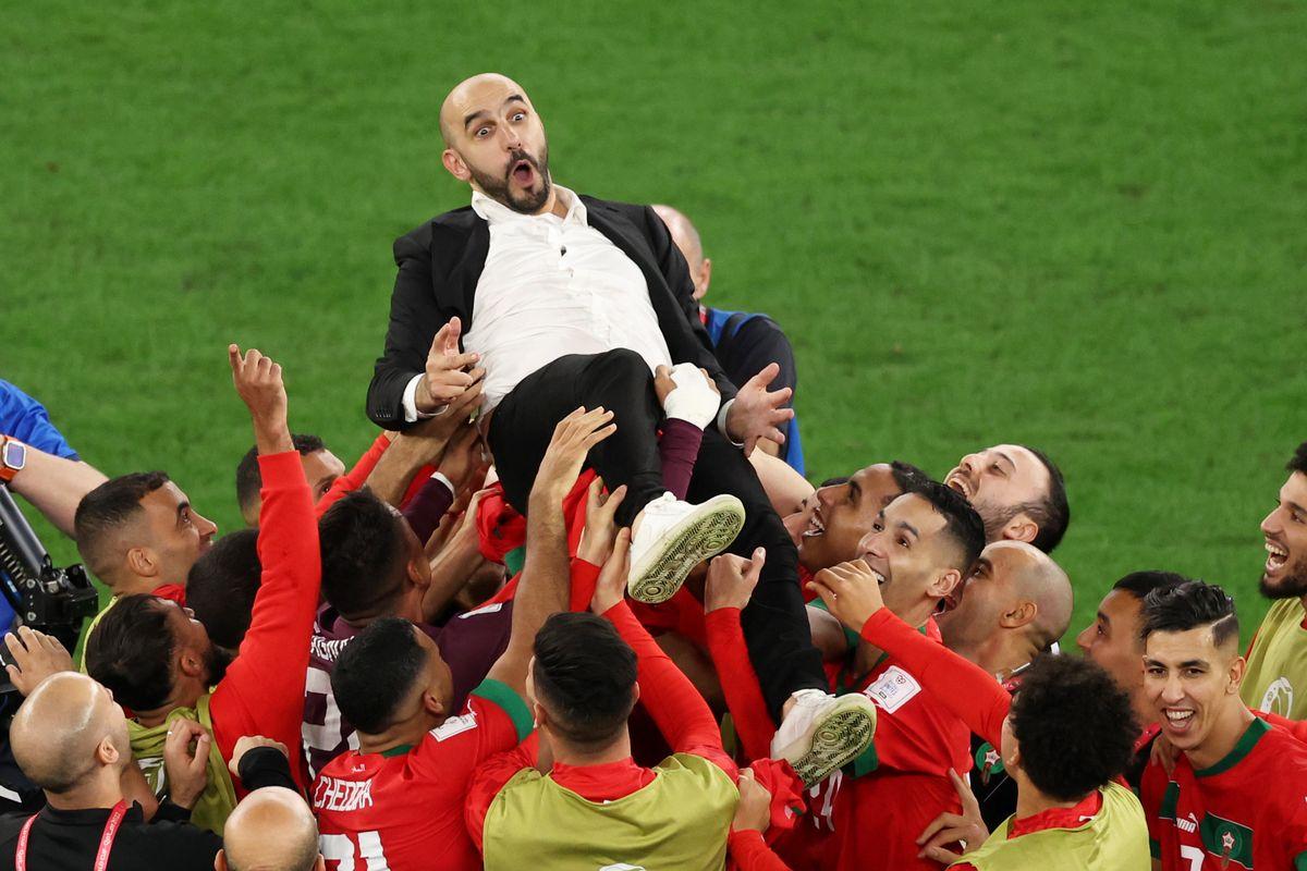 Сборная Марокко празднует победу над Испанией / фото twitter.com/FIFAWorldCup