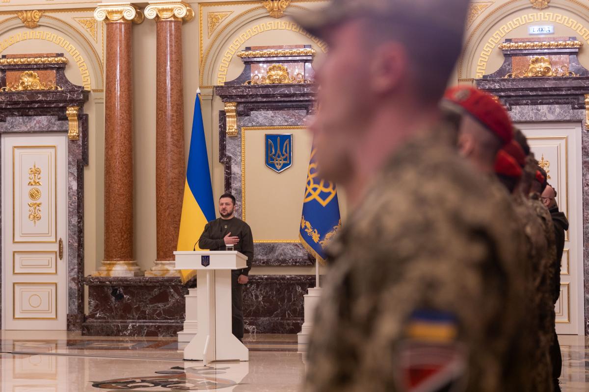 Зеленський зазначив, що сьогодні увесь день провів разом із захисниками / фото president.gov.ua