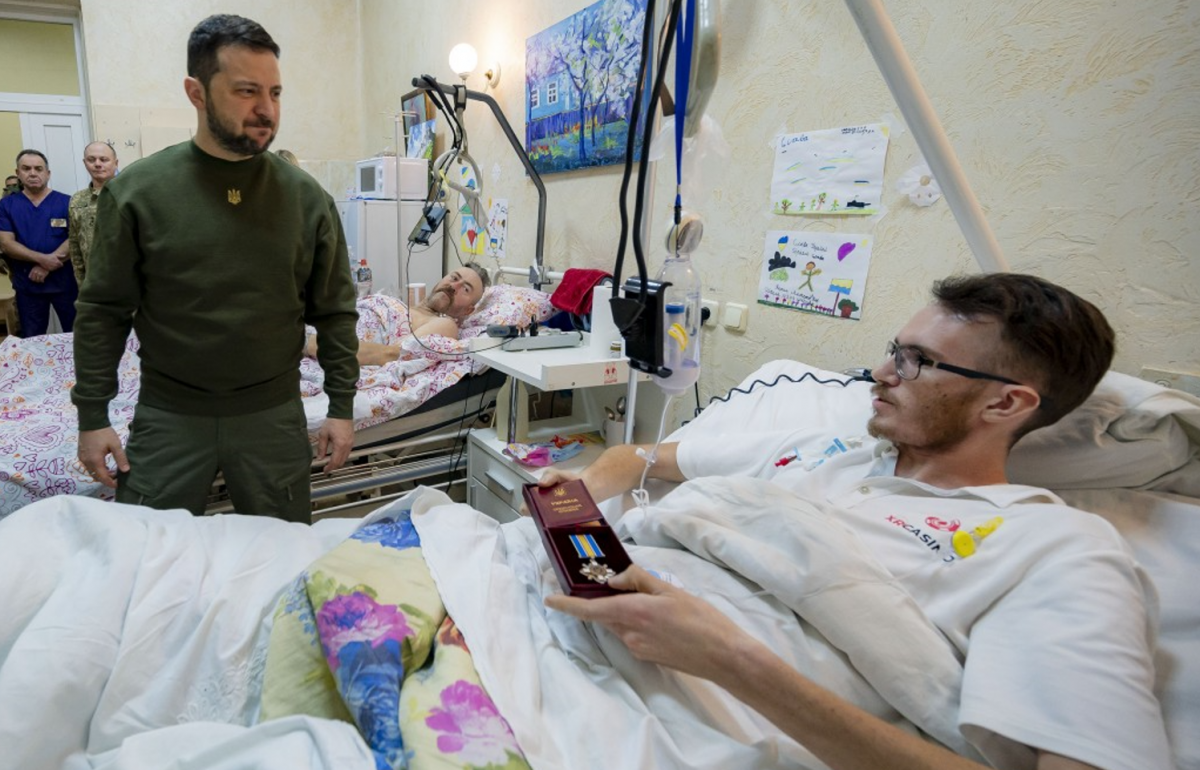 Зеленський у лікарні / фото Офіс президента