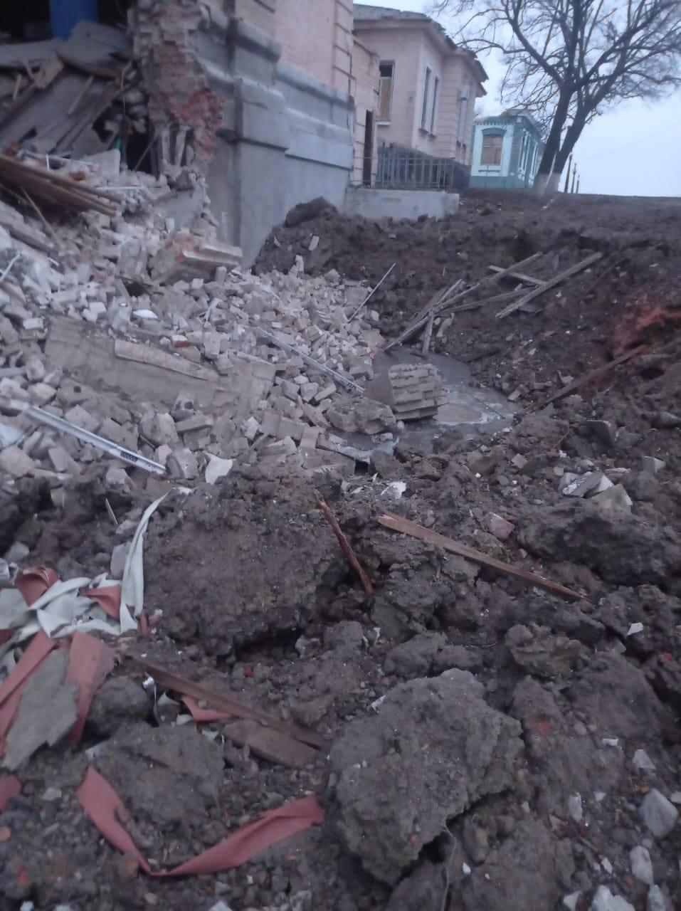 Ракета С - 300 попала в землю под фундаментом админпомещения / фото Харьковская ОГА