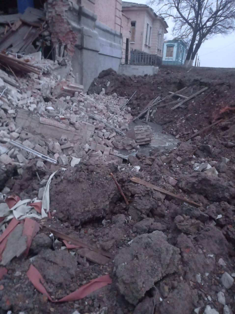 Ракета С-300 влучила в землю під фундаментом адмінприміщення / фото Харківська ОДА Ракета С-300 влучила в землю під фундаментом адмінприміщення / фото Харківська ОДА