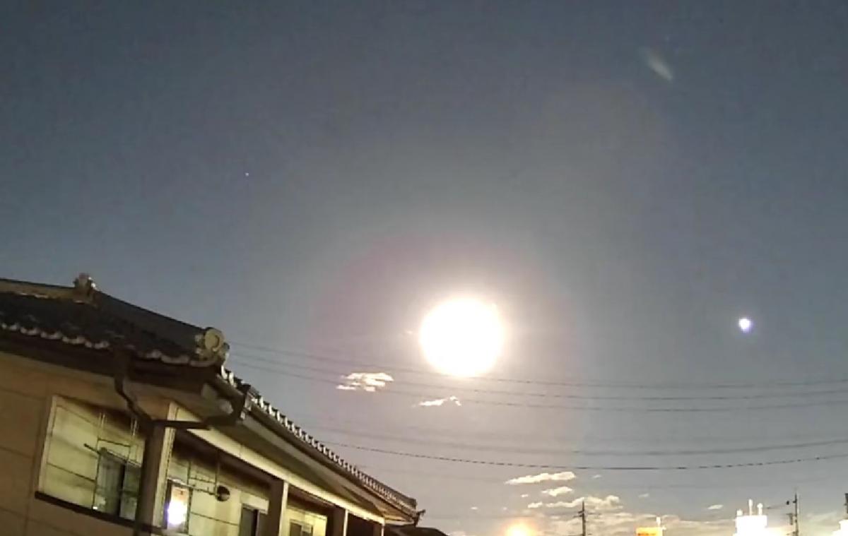В небе над Японием сгорел огненный шар / скриншот из видео