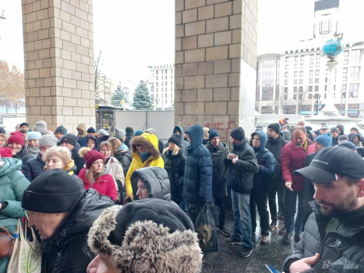 Некоторым счастливчикам уже удалось ухватить тематические конверты с марками / Фото - киевские паблики Некоторым счастливчикам уже удалось ухватить тематические конверты с марками / Фото - киевские паблики