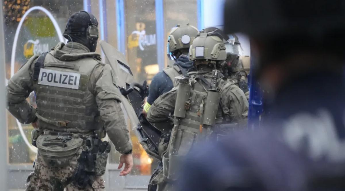 Этот же мужчина устроил накануне погром на радиостанции Дрездена / bild.de Этот же мужчина устроил накануне погром на радиостанции Дрездена / bild.de