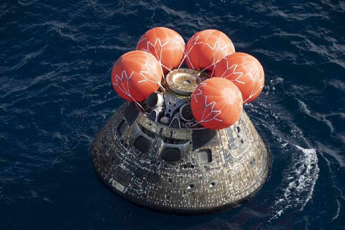 Приводнення космічного корабля Orion в Тихому океані / фото NASA Приводнення космічного корабля Orion в Тихому океані / фото NASA