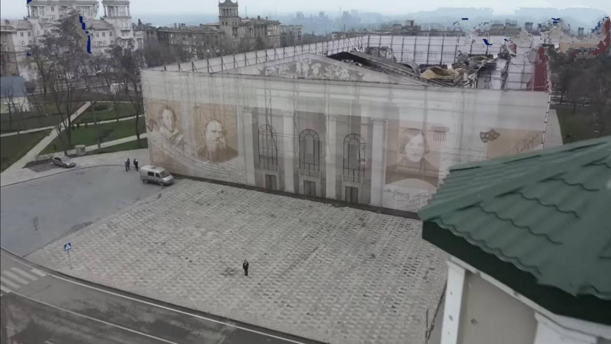 Враги специально сбрасывают мусор на руины Мариупольского драмтеатра, сообщил Петр Андрющенко / фото t.me/mariupolrada Враги специально сбрасывают мусор на руины Мариупольского драмтеатра, сообщил Петр Андрющенко / фото t.me/mariupolrada