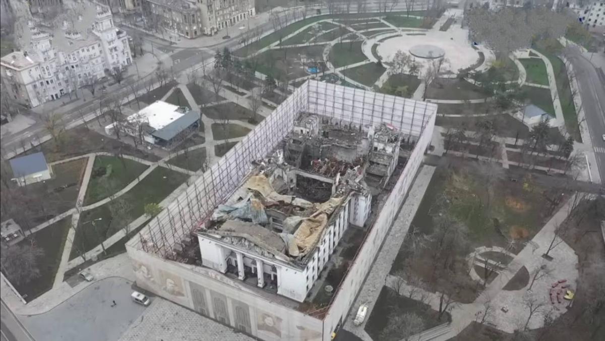 Драмтеатр в Мариуполе, на который оккупанты сбросили бомбу / фото t.me/mariupolrada
