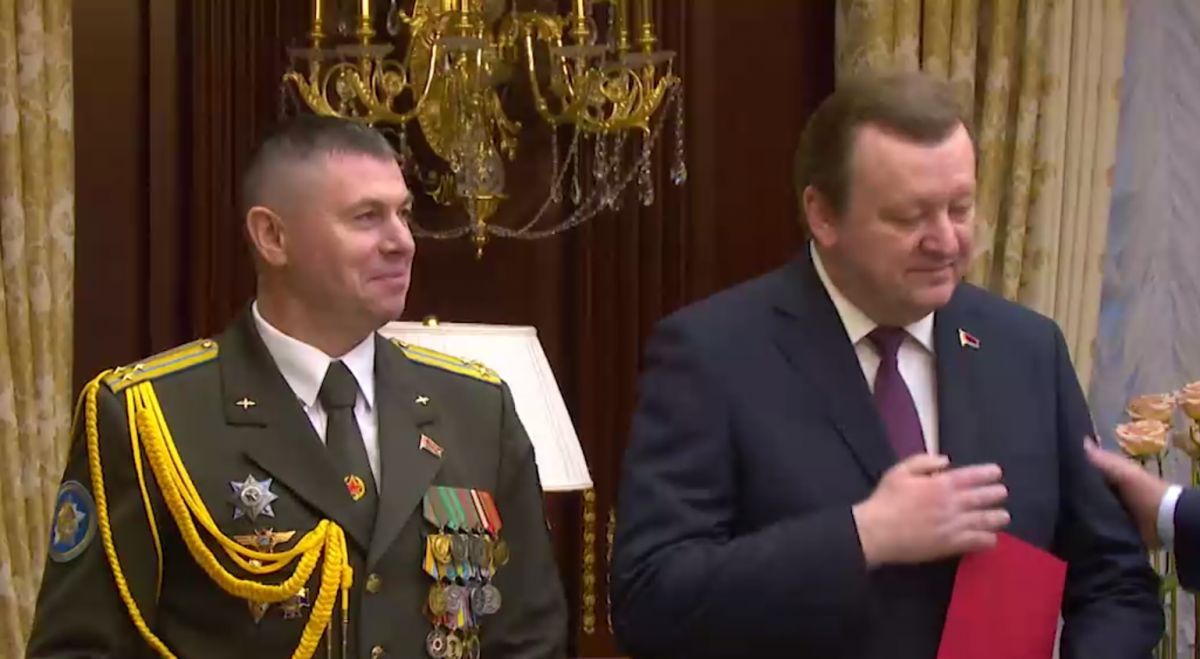 Лукашенко призначив нового главу МЗС Сергія Алейника (праворуч) і і командувача військами Андрія Лук'яновича (ліворуч) / скріншот Лукашенко призначив нового главу МЗС Сергія Алейника (праворуч) і і командувача військами Андрія Лук'яновича (ліворуч) / скріншот