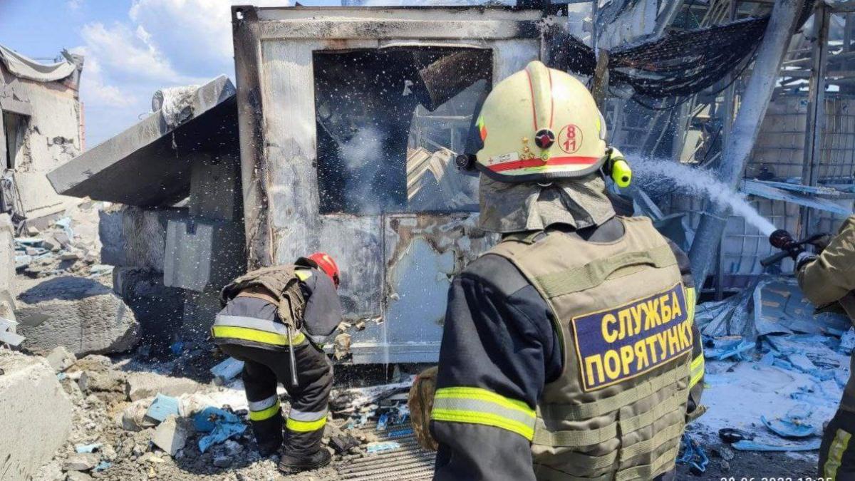 Гасіння пожежі, яка виникла внаслідок обстрілу в Індустріальному районі Харкова / фото, надане Сергієм Білоусом Гасіння пожежі, яка виникла внаслідок обстрілу в Індустріальному районі Харкова / фото, надане Сергієм Білоусом