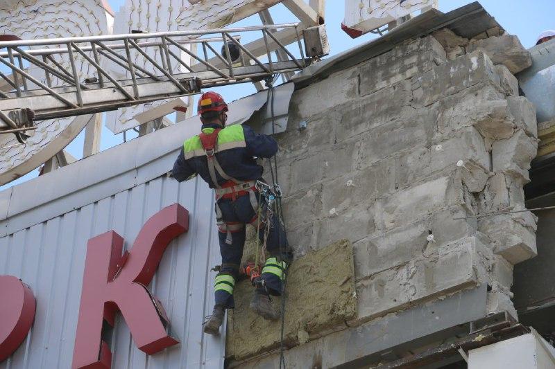 Виконання висотних робіт на будівлі супермаркету "Восторг" після влучання ворожої ракети / фото, надане Сергієм Білоусом Виконання висотних робіт на будівлі супермаркету "Восторг" після влучання ворожої ракети / фото, надане Сергієм Білоусом