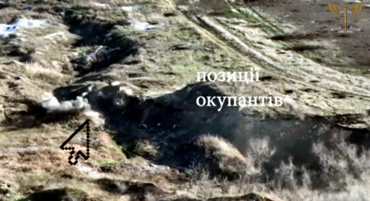 Украинские десантники показали штурм российских позиций под Бахмутом (видео) Украинские десантники показали штурм российских позиций под Бахмутом (видео)