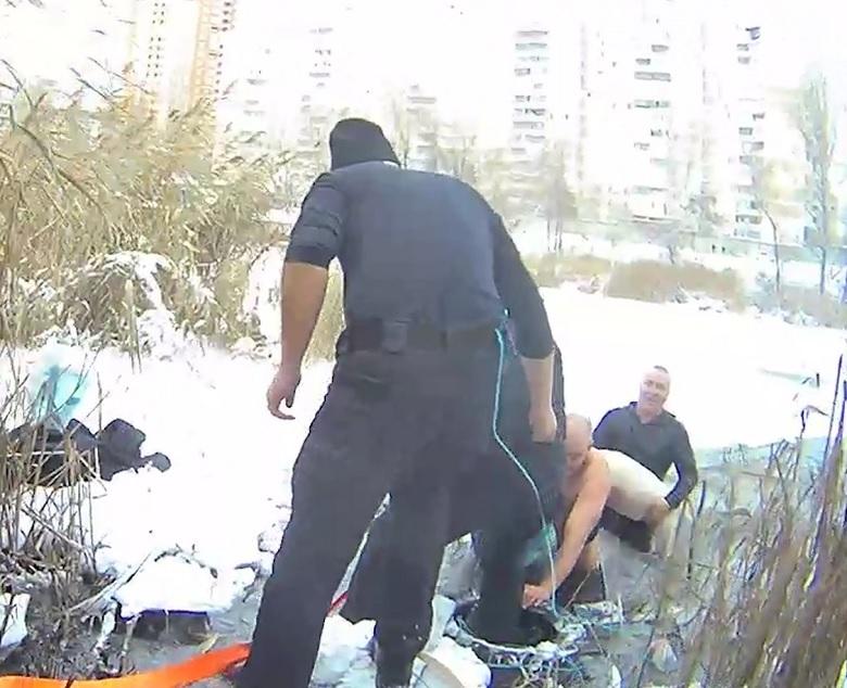 В столице правоохранители из ледяной воды вытащили женщину и животное / фото kyiv.npu.gov.ua В столице правоохранители из ледяной воды вытащили женщину и животное / фото kyiv.npu.gov.ua