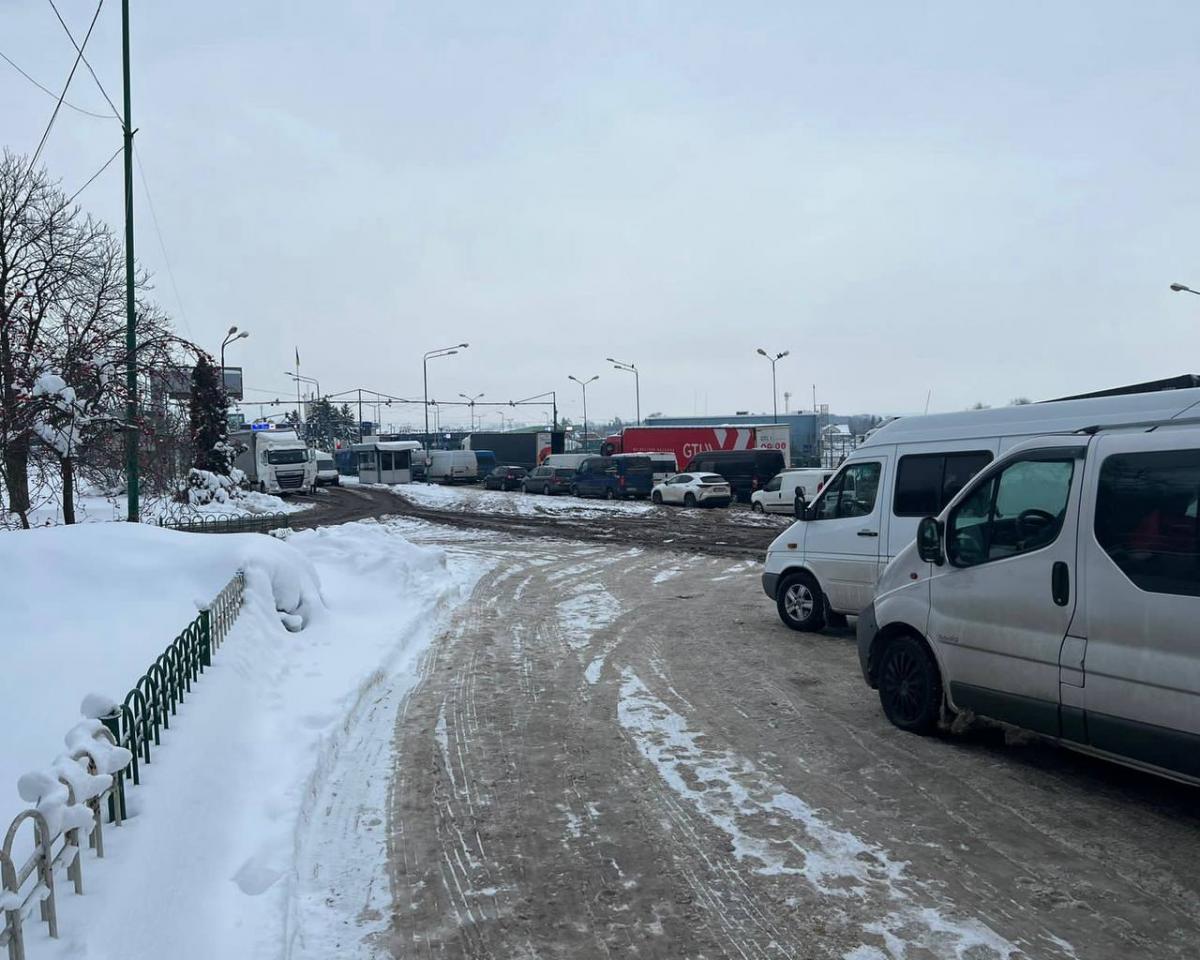 На границе с Польшей образовались очереди из автомобилей / фото t.me/DPSUkr На границе с Польшей образовались очереди из автомобилей / фото t.me/DPSUkr