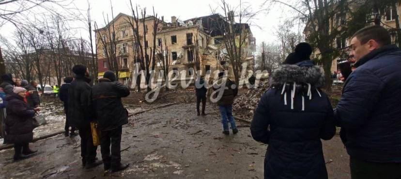 У Кривому Розі - 'прильоти': російська ракета влучила у житловий будинок, кількість жертв зросла (фото) У Кривому Розі - 'прильоти': російська ракета влучила у житловий будинок, кількість жертв зросла (фото)