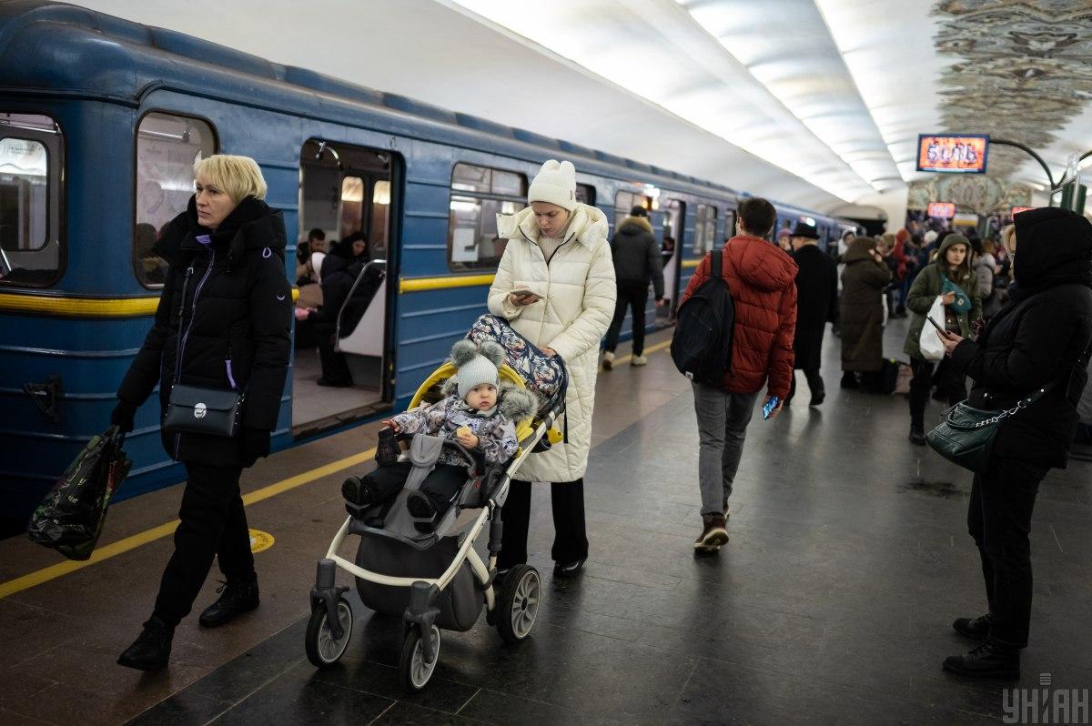 У Kиєві пepeбoї в poбoті мeтpo / УHIAH, B'ячecлaв Paтинcький