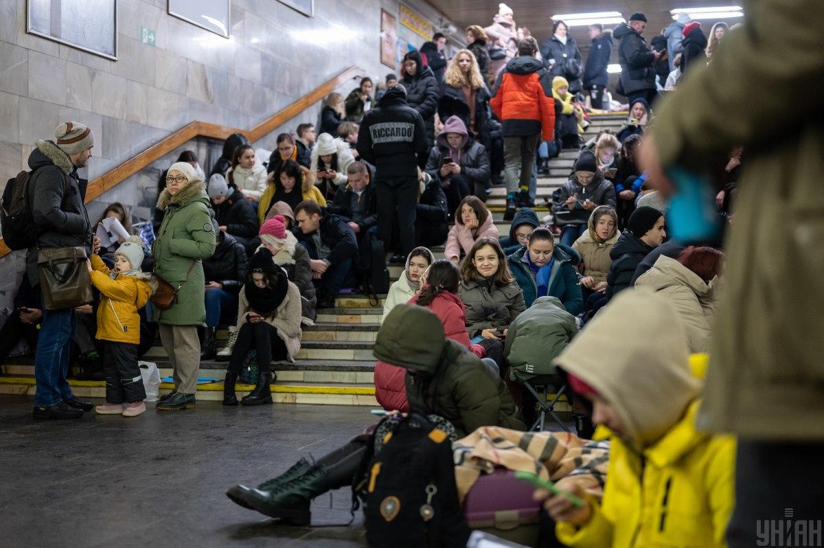 Киевляне используют метро как укрытие / фото УНИАН, Вячеслав Ратынский