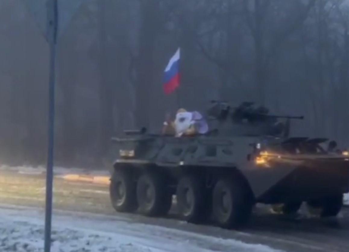 У Бєлгороді Дід Мороз приїхав на новорічну ялинку на БТР / скріншот У Бєлгороді Дід Мороз приїхав на новорічну ялинку на БТР / скріншот