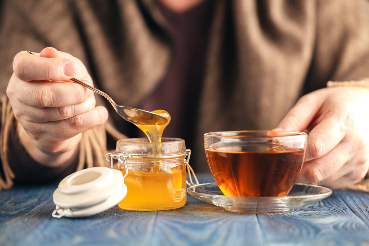 Многие опасаются добавлять мед в горячий чай / фото ua.depositphotos.com