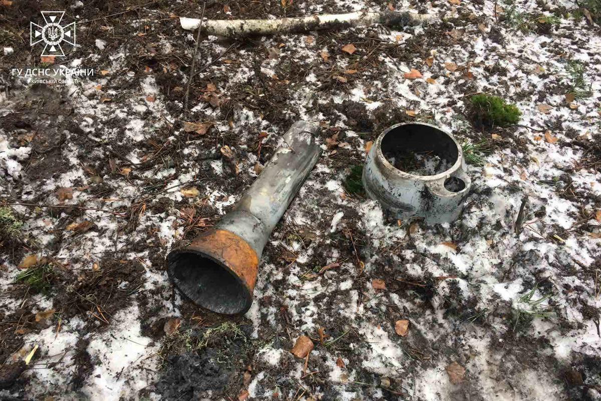 Remnants of an enemy missile were found in Kyiv region / photo kv.dsns.gov.ua