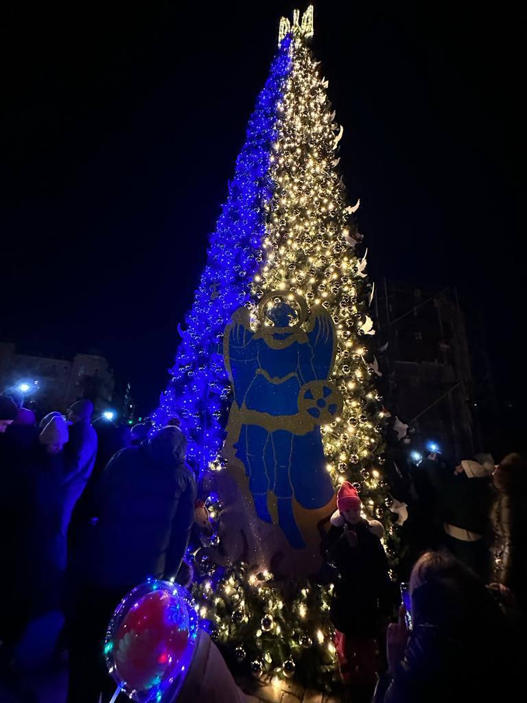 Ялинку незламності урочисто запалили у Києві / фото t.me/vitaliy_klitschko Ялинку незламності урочисто запалили у Києві / фото t.me/vitaliy_klitschko