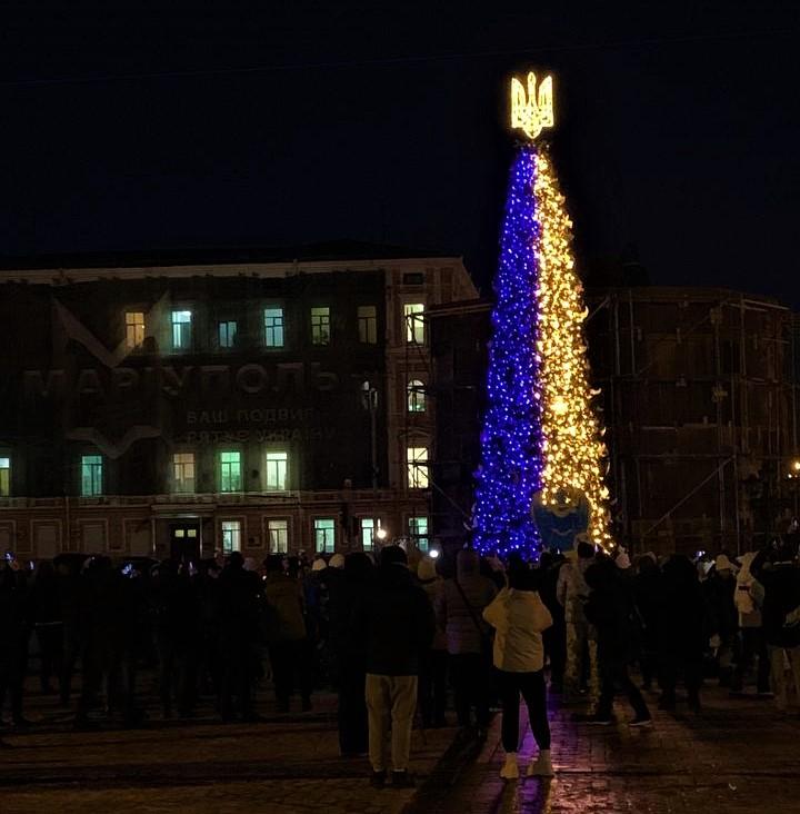 Ялинка на Софійській площі в Києві / фото УНІАН Ялинка на Софійській площі в Києві / фото УНІАН