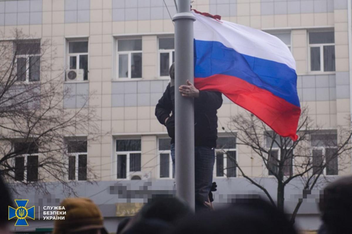 Затриманий піднімав прапор РФ над мерією Харкова / СБУ Затриманий піднімав прапор РФ над мерією Харкова / СБУ